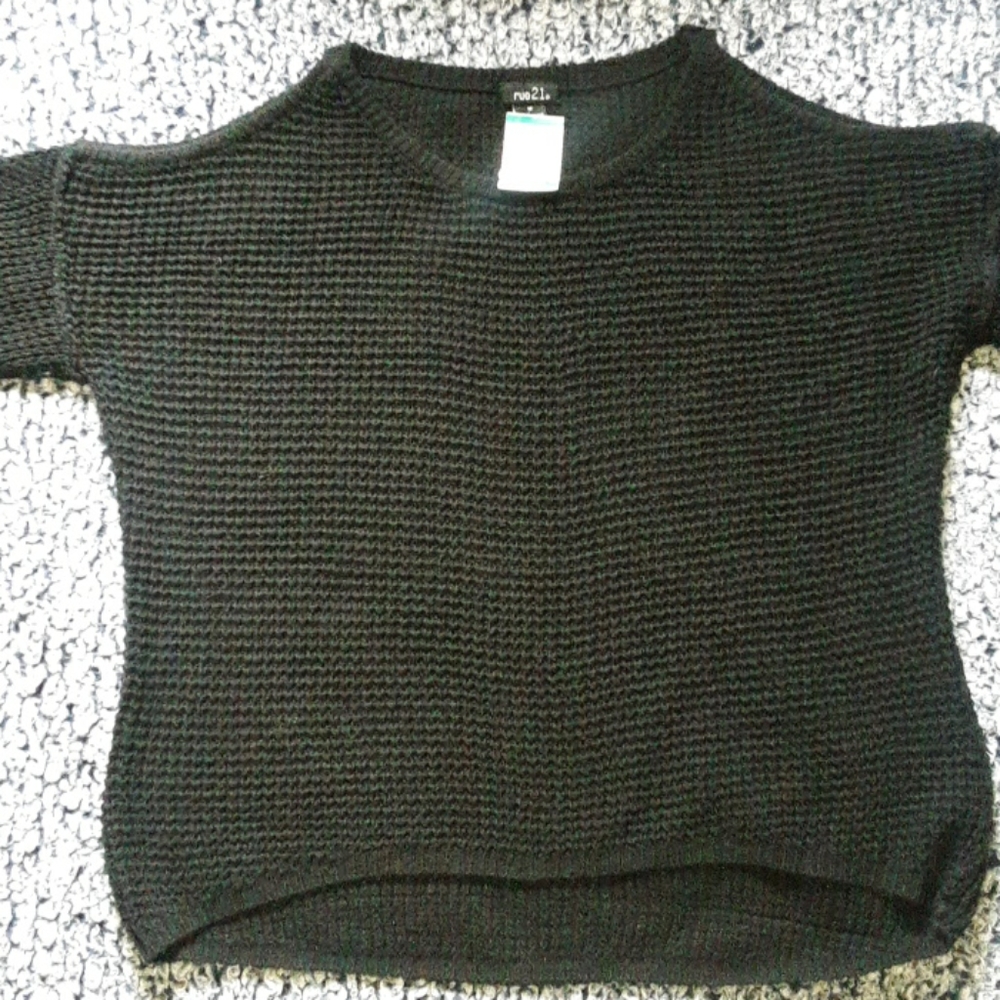 Shoulderless sweatshirt